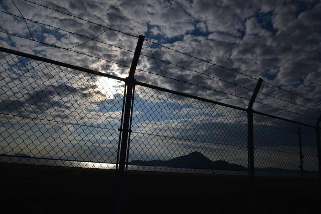 フェンス越しの空　①。。。！