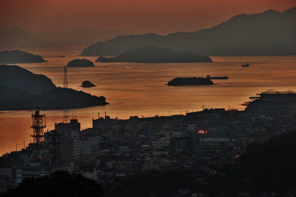 染まりゆく海辺の街中。。。！