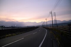 明けやらぬ道を歩いて。。。！