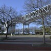 大橋記念公園．．頭上を電車が走る。。。！