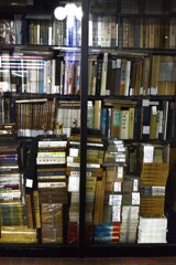 覗き込む古書店。。。！