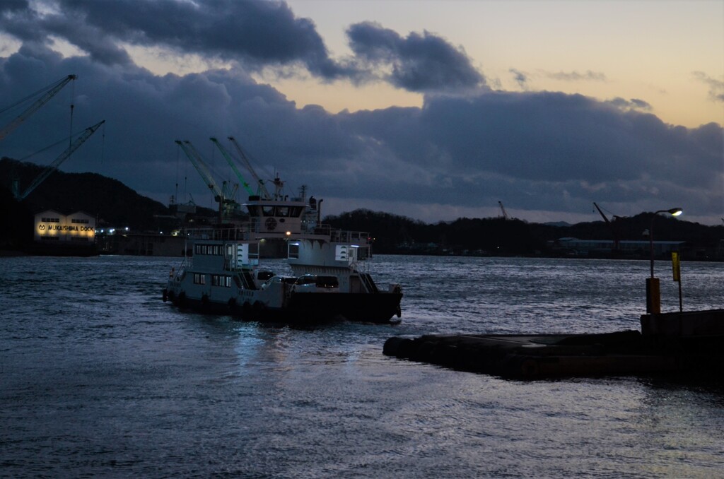 夕闇迫る渡船場。。。！