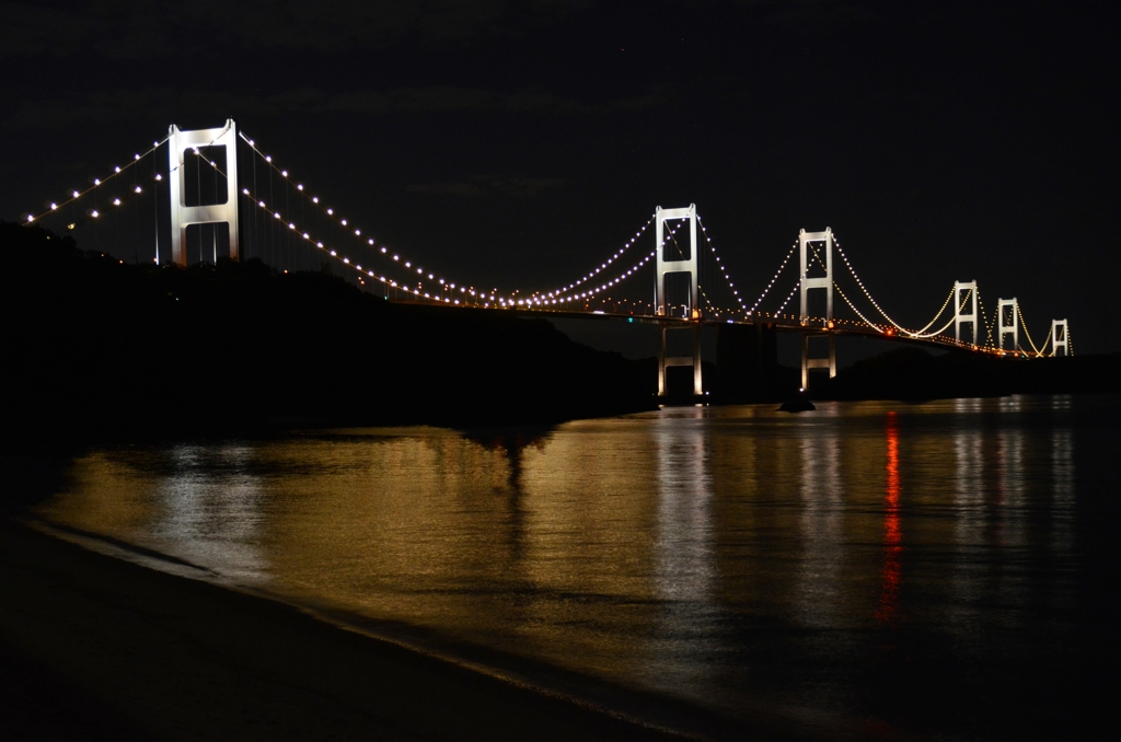 漆黒の海に浮かぶイルミネーション。。。！