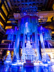 見上げるクリスマスツリー1