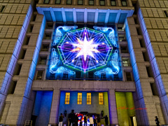 市役所の前の「ミャクミャク」には人だかり