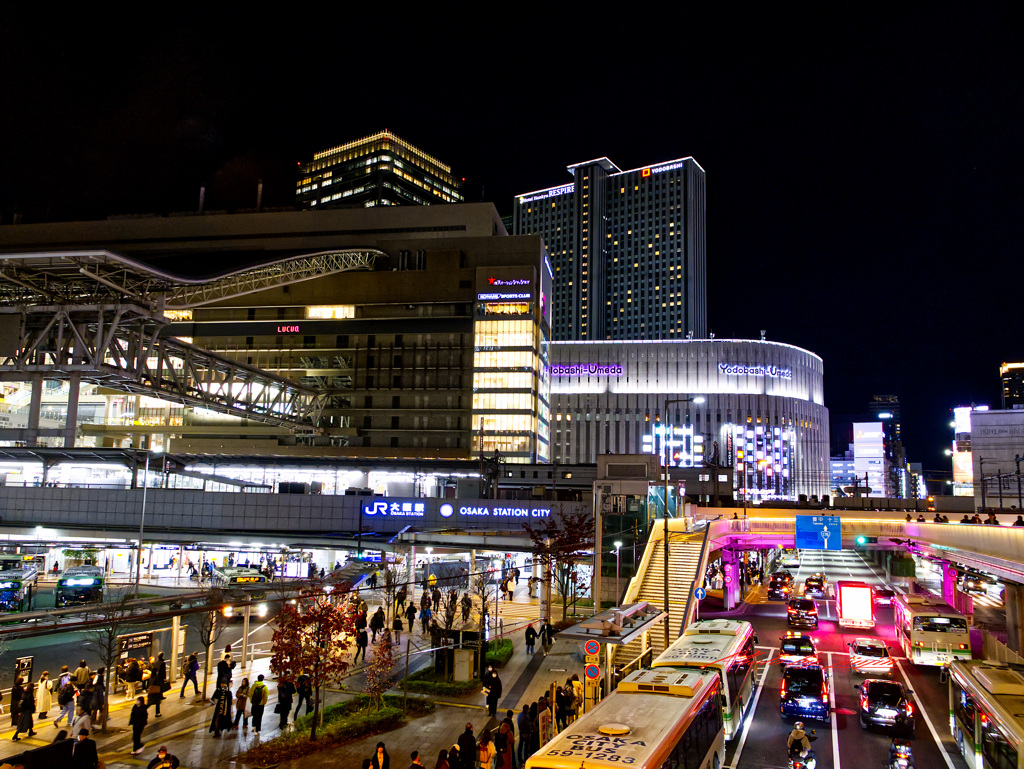 阪神前歩道橋から見るJR大阪駅方面
