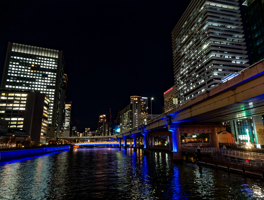 ビル群と堂島川の夜景