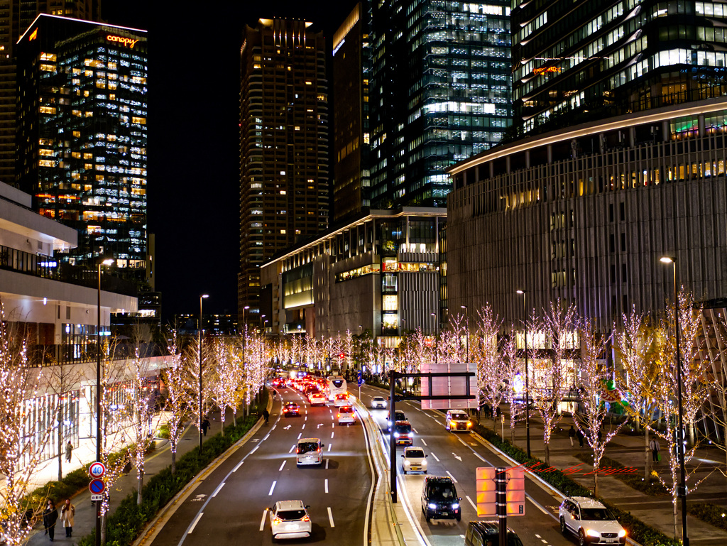グラングリーンとグランフロント前の道路