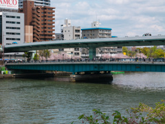 天満橋を渡る人々