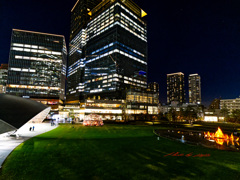 かがり火のモニュメントと巨大ドーム