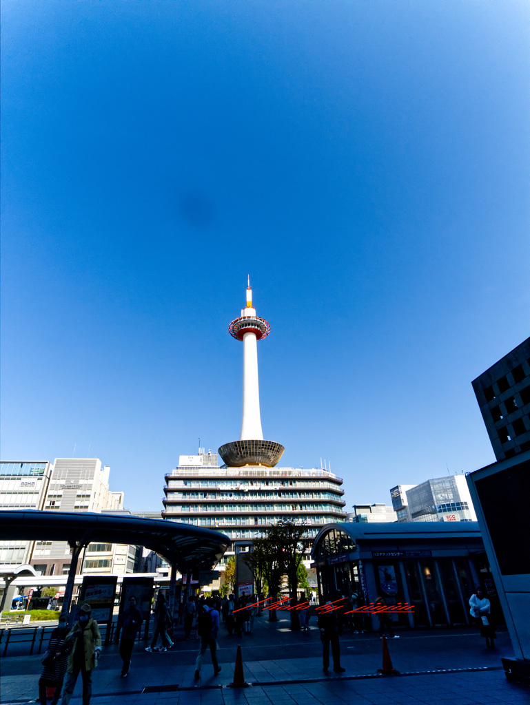 バス乗り場と京都タワー