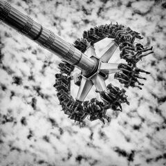 ＨＩＧＨＴ　ＩＮ　ＴＨＥ　ＳＫＹ　
