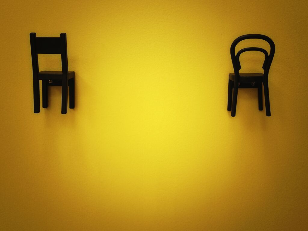 ＴＷＯ　ＣＨＡＩＲＳ　