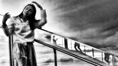 ＳＨＥ　ＦＬＯＡＴＩＮＧ　ＩＮ　ＳＰＡＣＥ　