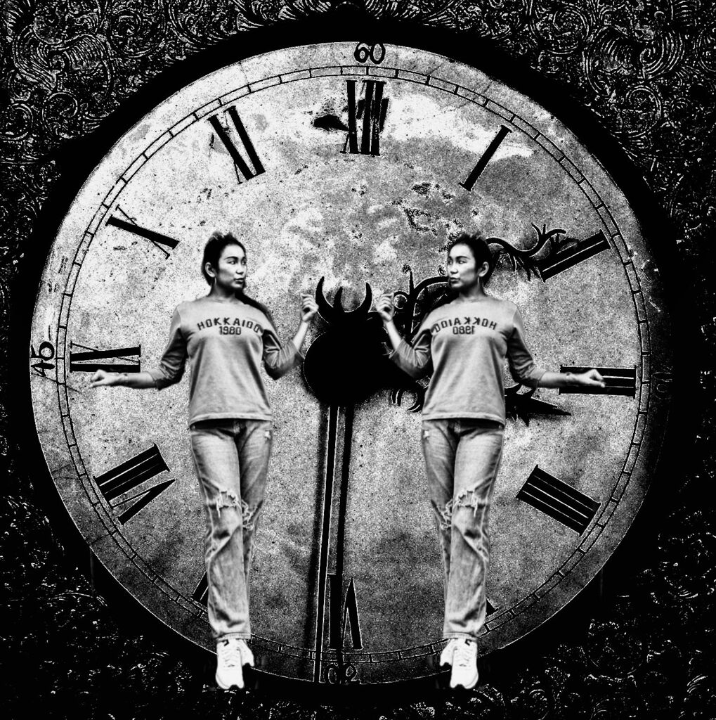 One Clock and Two Ladies　　