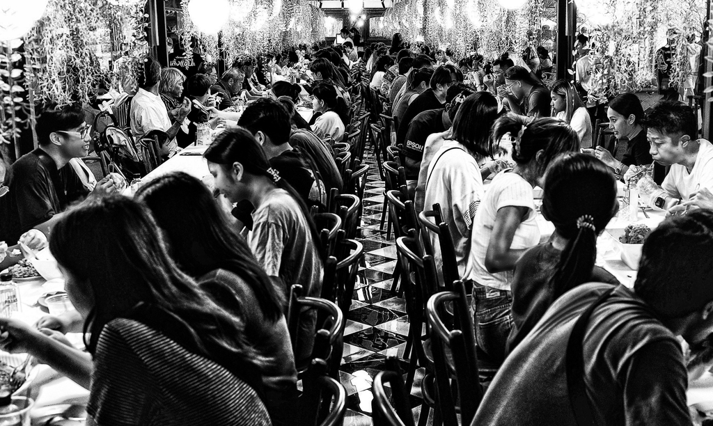 ＩＳ　ＴＨＩＳ　ＲＥＳＴＡＵＲＡＮＴ　ＢＩＧ　ＯＲ　ＳＭＡＬＬ？　　　