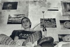 ソファーとレディー