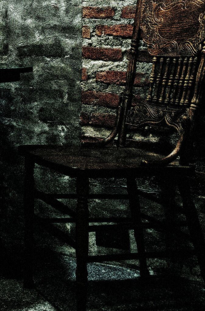 赤色レンガと、茶色の椅子