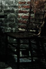 赤色レンガと、茶色の椅子