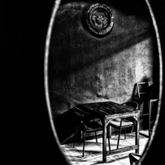 ＲＥＦＬＥＣＴＩＯＮＳ ＩＮ ＴＨＥ ＯＶＡＬ ＭＩＲＲＯＲ　