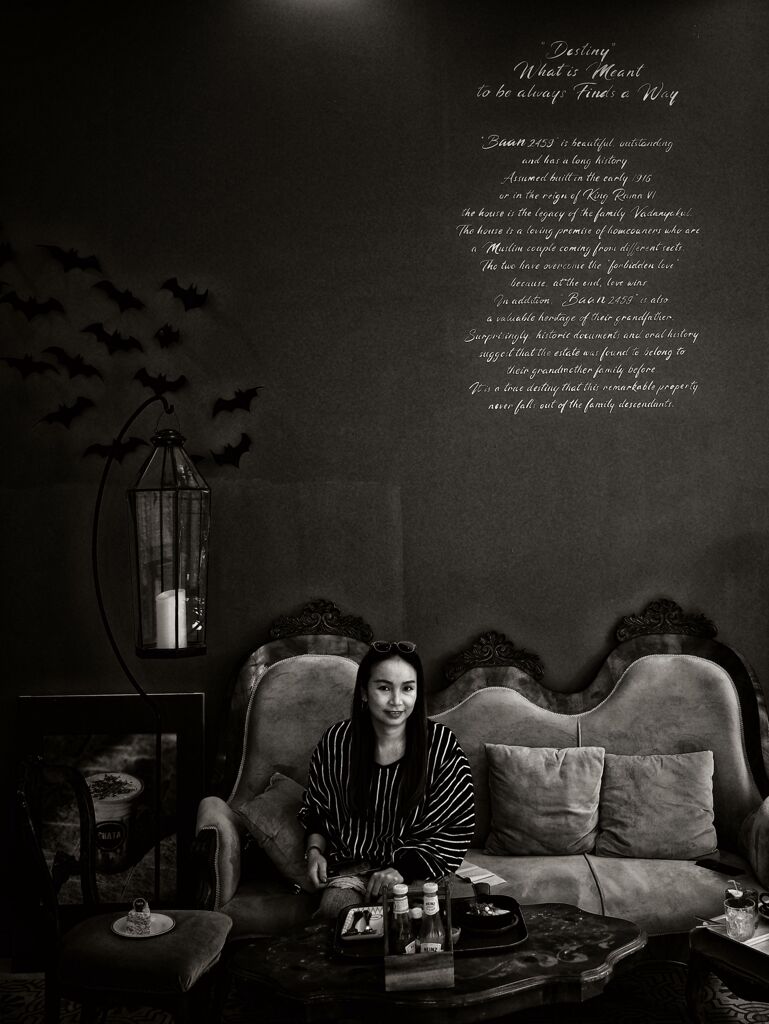 大きいソファとレディー