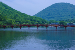 山と橋と湖を眺める私
