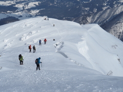 雪山の稜線を下りて