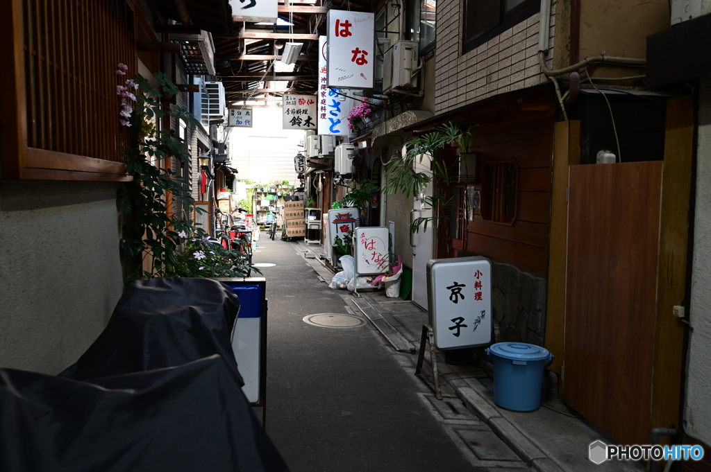 夜を待つ飲み屋街