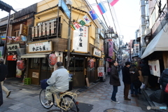 飲み屋街の交差点