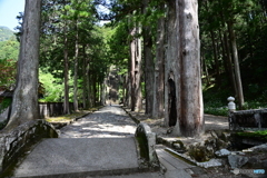 三門から石段を望む