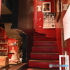 赤色の階段口