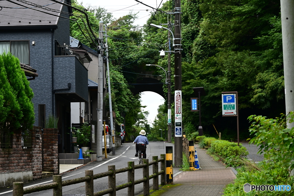 トンネルに向かう自転車