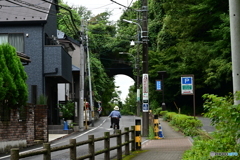 トンネルに向かう自転車
