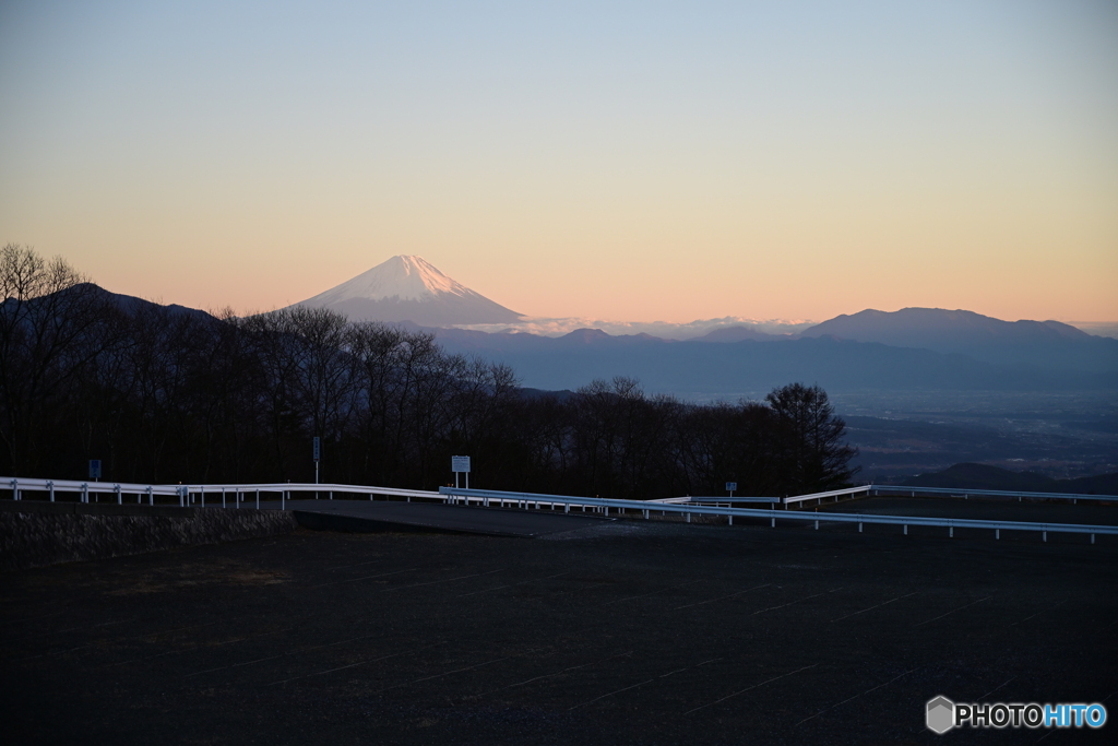 雲海と夕陽の富士山