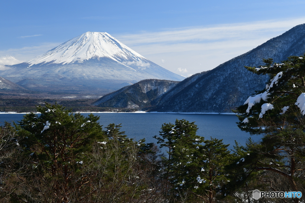 本栖湖から富士山望む