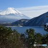 本栖湖から富士山望む