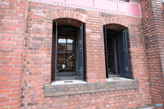 赤レンガ倉庫１号館の窓を覗く