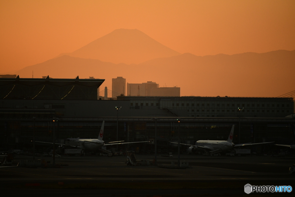 夕刻の羽田空港から富士山展望