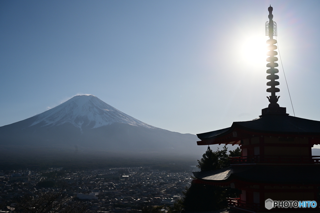 新倉富士浅間神社からの逆光富士