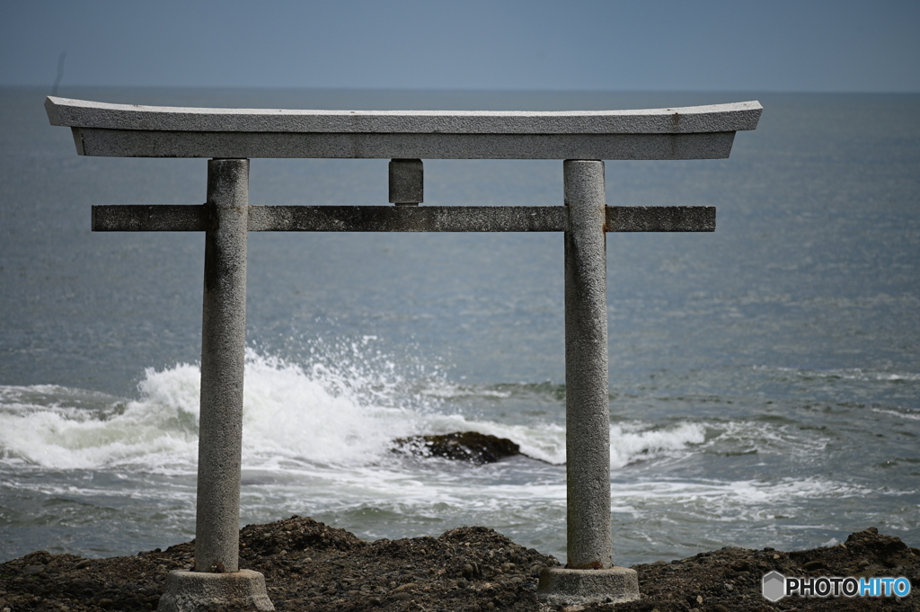 鳥居と波しぶき