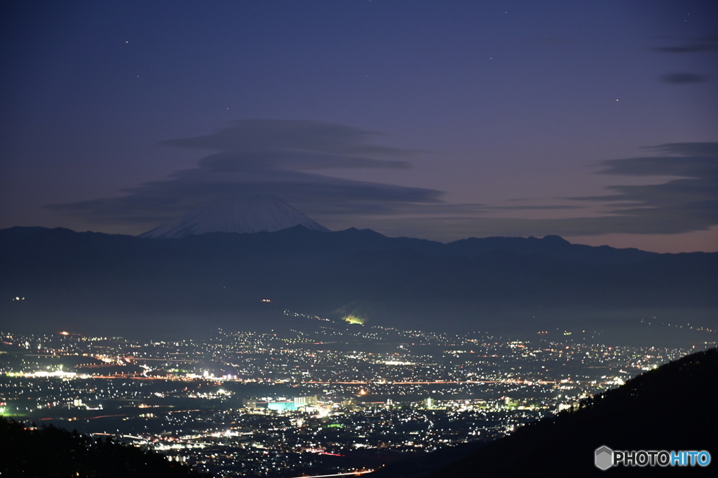 夜の富士山と甲府盆地
