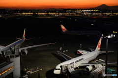 羽田空港からの夕映富士