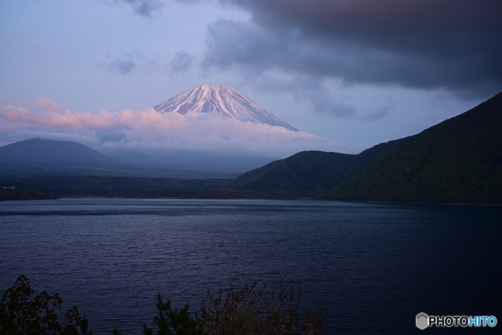 夕方の富士山と本栖湖
