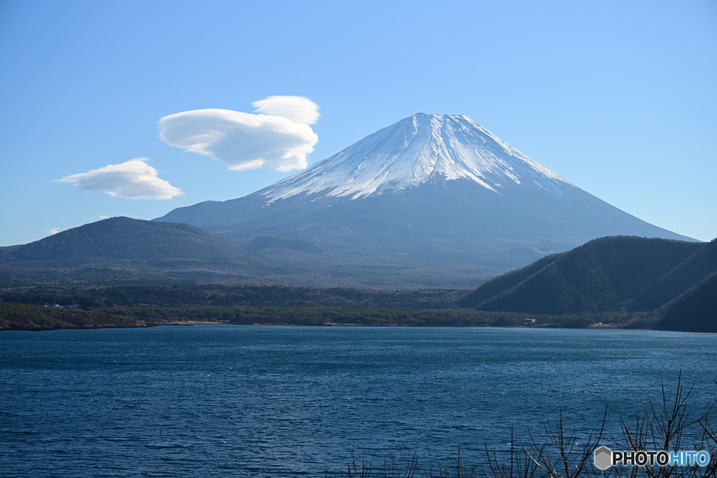 本栖湖と富士山