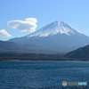 本栖湖と富士山