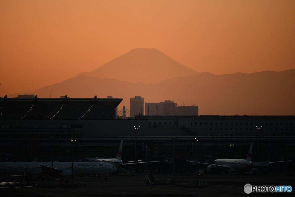 夕刻の羽田空港から富士山展望