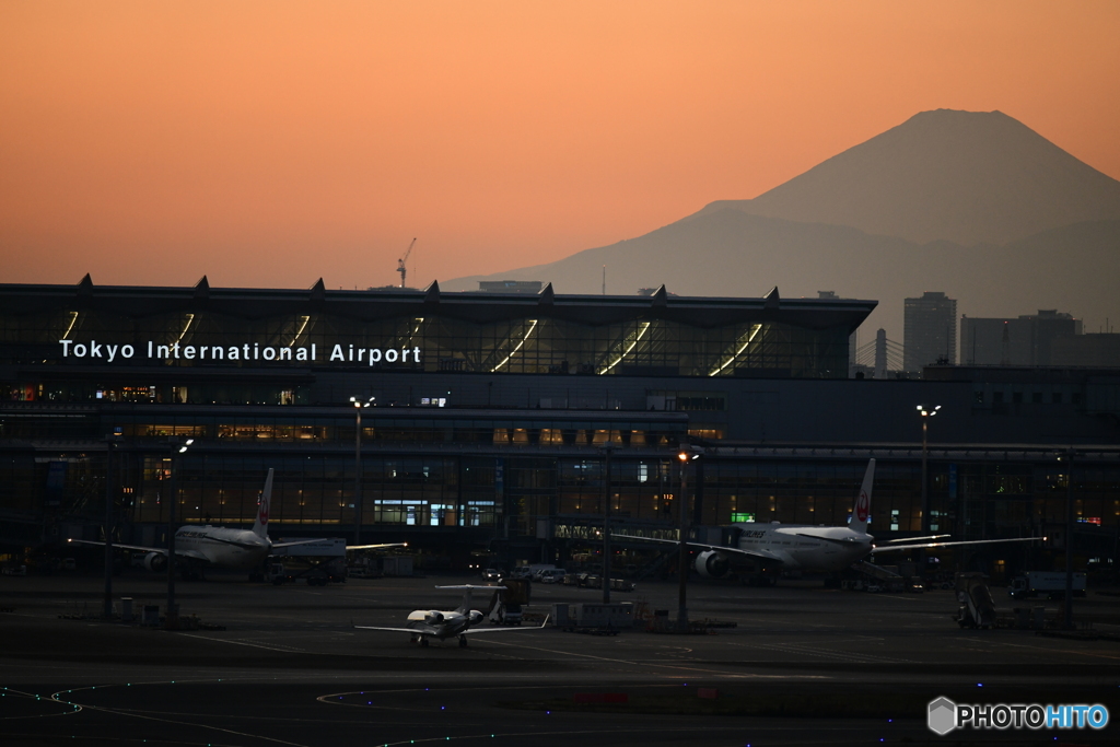 夕方の羽田国際線ターミナルと富士山