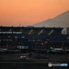 夕方の羽田国際線ターミナルと富士山
