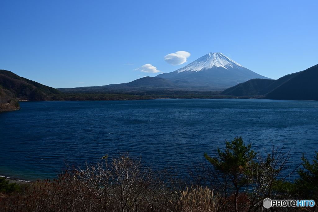 本栖湖から富士を望む