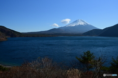 本栖湖から富士を望む